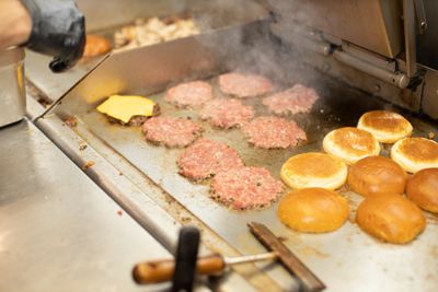 Hamburgare tillagas hos östermalmsgrillen