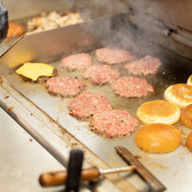 Hamburgare tillagas hos östermalmsgrillen