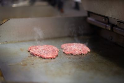 Smashhamburgare som steks