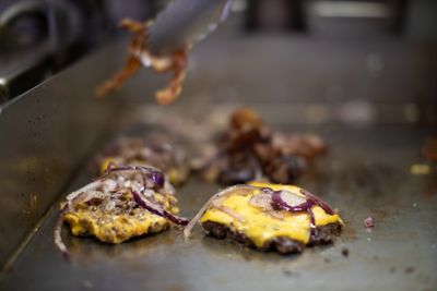 Hamburgare, lök och ost