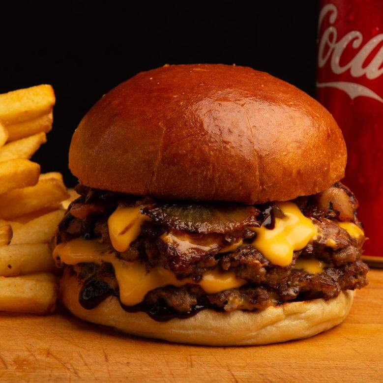 -BBQ hamburgare med cheddarost och bacon