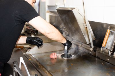 Stekning av hamburgare 